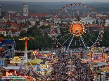 Blick von der Paulskirche auf das Oktoberfestgeschehen