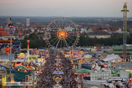 Blick von der Paulskirche auf das Oktoberfestgeschehen