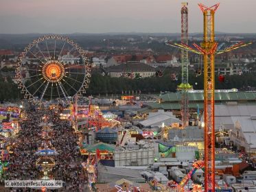 Blick von der Paulskirche auf das Oktoberfestgeschehen