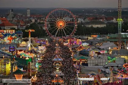 Blick von der Paulskirche auf das Oktoberfestgeschehen