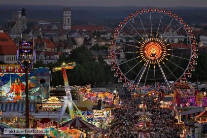 Blick von der Paulskirche auf das Oktoberfestgeschehen