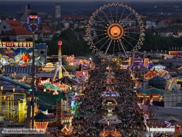 Blick von der Paulskirche auf das Oktoberfestgeschehen