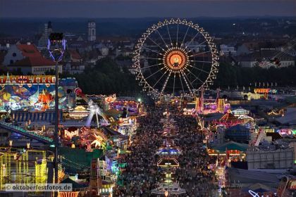 Blick von der Paulskirche auf das Oktoberfestgeschehen
