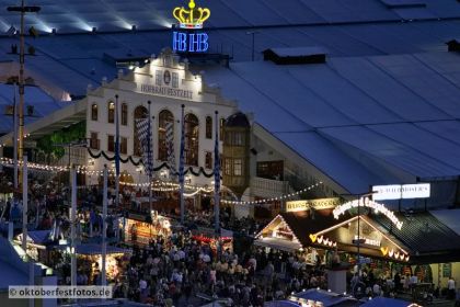 Blick von der Paulskirche auf das Oktoberfestgeschehen