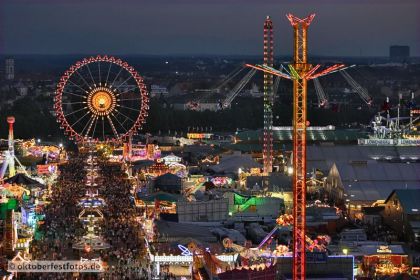Blick von der Paulskirche auf das Oktoberfestgeschehen