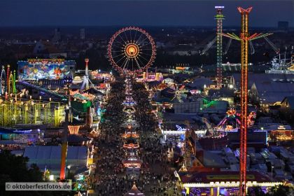 Blick von der Paulskirche auf das Oktoberfestgeschehen