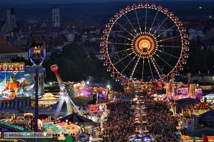 Blick von der Paulskirche auf das Oktoberfestgeschehen