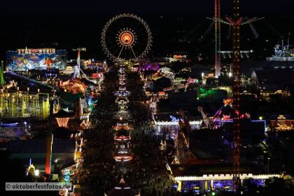 Blick von der Paulskirche auf das Oktoberfestgeschehen