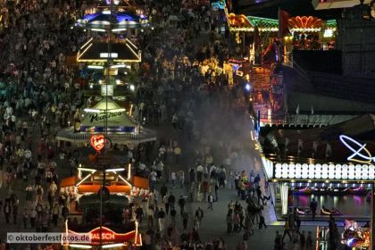 Blick von der Paulskirche auf das Oktoberfestgeschehen