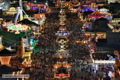 Blick von der Paulskirche auf das Oktoberfestgeschehen