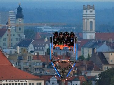 Blick von der Paulskirche auf das Oktoberfestgeschehen