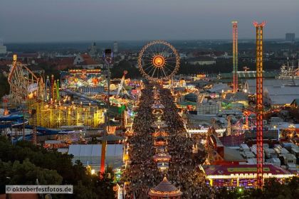 Blick von der Paulskirche auf das Oktoberfestgeschehen