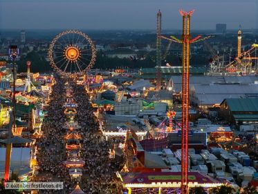 Blick von der Paulskirche auf das Oktoberfestgeschehen