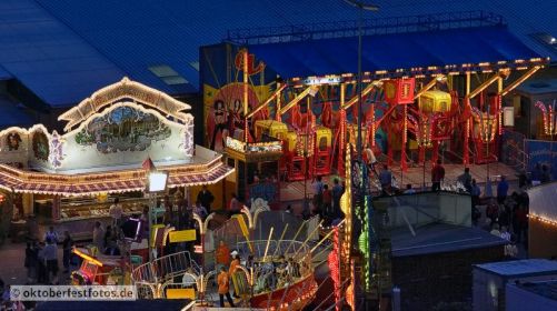 Blick von der Paulskirche auf das Oktoberfestgeschehen