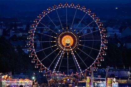 Blick von der Paulskirche auf das Oktoberfestgeschehen