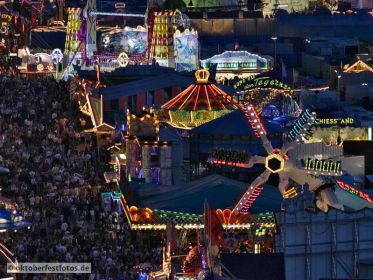Blick von der Paulskirche auf das Oktoberfestgeschehen