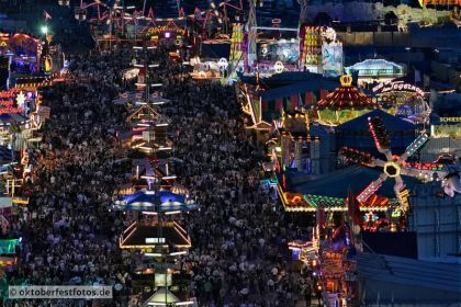 Blick von der Paulskirche auf das Oktoberfestgeschehen