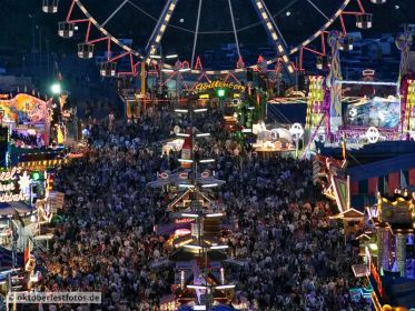 Blick von der Paulskirche auf das Oktoberfestgeschehen