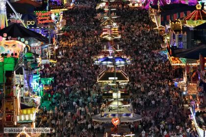 Blick von der Paulskirche auf das Oktoberfestgeschehen