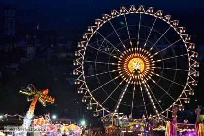 Blick von der Paulskirche auf das Oktoberfestgeschehen
