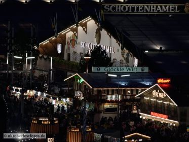 Blick von der Paulskirche auf das Oktoberfestgeschehen