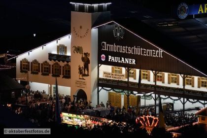 Blick von der Paulskirche auf das Oktoberfestgeschehen