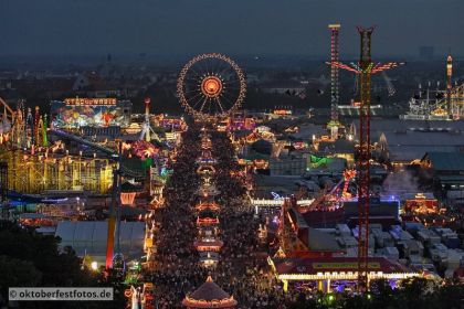 Blick von der Paulskirche auf das Oktoberfestgeschehen