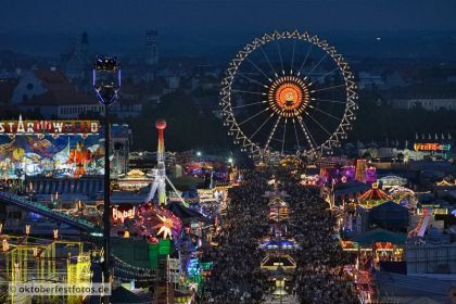 Blick von der Paulskirche auf das Oktoberfestgeschehen