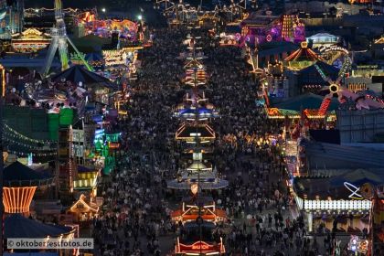 Blick von der Paulskirche auf das Oktoberfestgeschehen