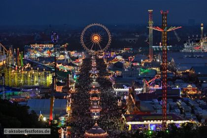 Blick von der Paulskirche auf das Oktoberfestgeschehen