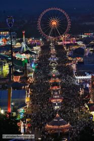 Blick von der Paulskirche auf das Oktoberfestgeschehen