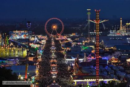Blick von der Paulskirche auf das Oktoberfestgeschehen