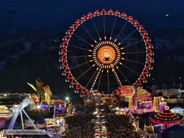 Blick von der Paulskirche auf das Oktoberfestgeschehen