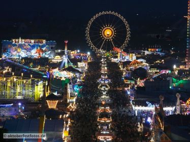 Blick von der Paulskirche auf das Oktoberfestgeschehen