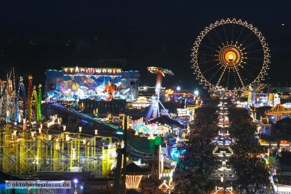 Blick von der Paulskirche auf das Oktoberfestgeschehen
