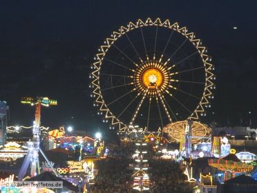 Blick von der Paulskirche auf das Oktoberfestgeschehen