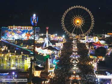 Blick von der Paulskirche auf das Oktoberfestgeschehen