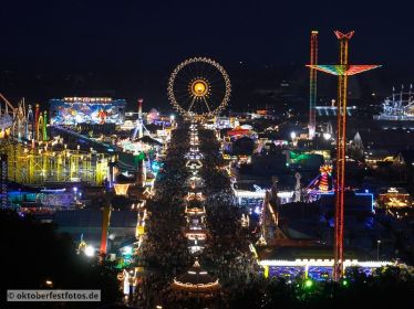 Blick von der Paulskirche auf das Oktoberfestgeschehen