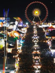 Blick von der Paulskirche auf das Oktoberfestgeschehen