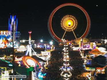 Blick von der Paulskirche auf das Oktoberfestgeschehen