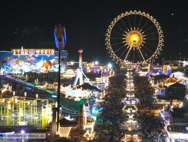 Blick von der Paulskirche auf das Oktoberfestgeschehen