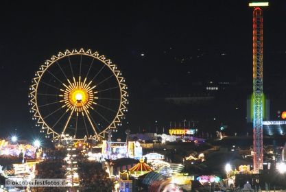 Blick von der Paulskirche auf das Oktoberfestgeschehen