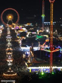 Blick von der Paulskirche auf das Oktoberfestgeschehen