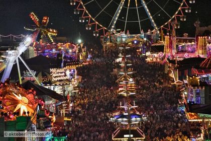 Blick von der Paulskirche auf das Oktoberfestgeschehen