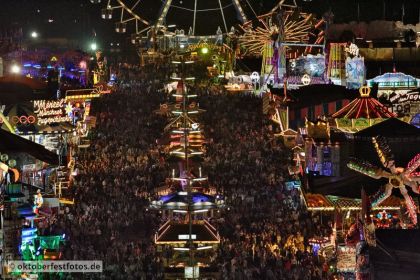 Blick von der Paulskirche auf das Oktoberfestgeschehen