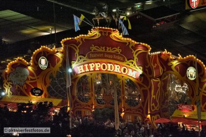 Blick von der Paulskirche auf das Oktoberfestgeschehen