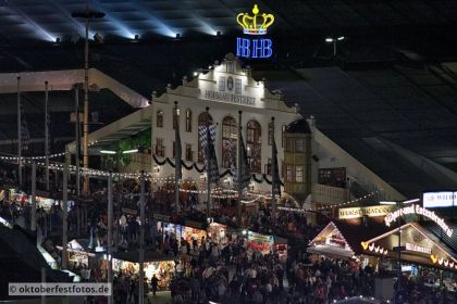 Blick von der Paulskirche auf das Oktoberfestgeschehen