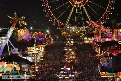 Blick von der Paulskirche auf das Oktoberfestgeschehen
