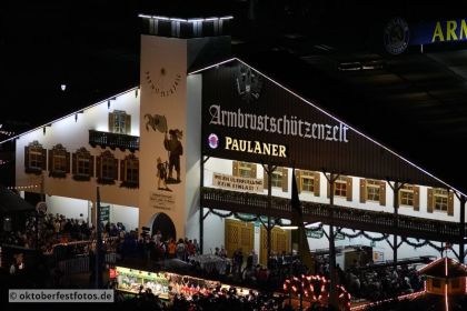 Blick von der Paulskirche auf das Oktoberfestgeschehen