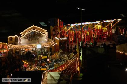 Blick von der Paulskirche auf das Oktoberfestgeschehen